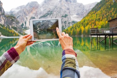 Gölde iken tablet pc ile genç kadın alarak fotoğraf portre