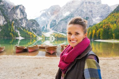 Göl braies south tyrol, ita içinde mutlu genç kadın portresi
