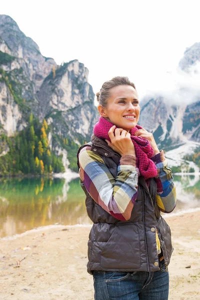 Portrait of happy young woman on lake braies in south tyrol, ita — Stock Photo, Image