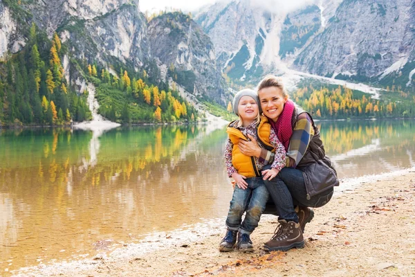 Retrato de mãe feliz e bebê em braies lago no sul do tirol , — Fotografia de Stock