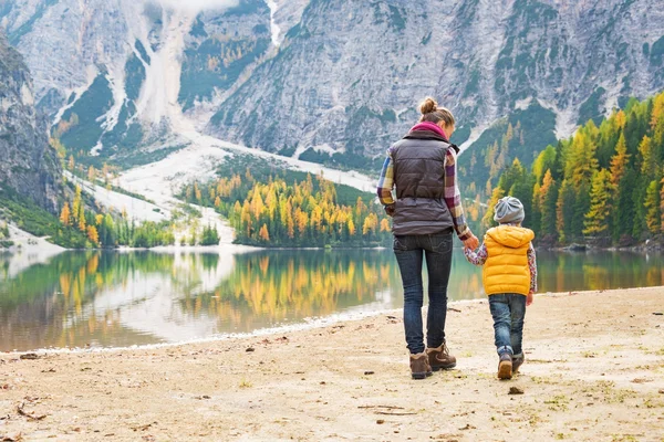 Anya és a baba séta a tó braies, Dél-Tirol, Olaszország. re — Stock Fotó