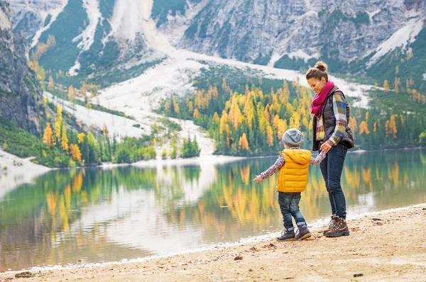 Matka a dítě baví čas na jezeře braies v Jižním Tyrolsku, jsem — Stock fotografie