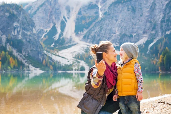 Šťastná matka a dítě, takže selfie na jezeře braies v jižním Tyró — Stock fotografie