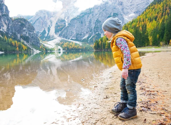 Portrait of child looking on lake braies in south tyrol, italy — Stock Photo, Image