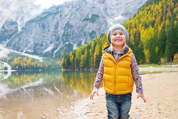 Portrait of smiling child on lake braies in south tyrol, italy — Stock Photo, Image