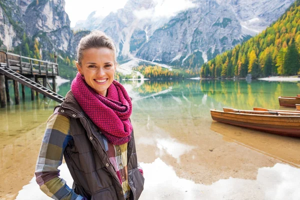 Portret szczęśliwy młoda kobieta na jezioro braies w Południowym Tyrolu, ita — Zdjęcie stockowe