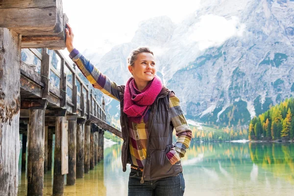 Szczęśliwa młoda kobieta na jezioro braies w południowy tyrol, Włochy — Zdjęcie stockowe