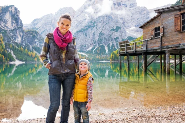 Retrato de madre feliz y bebé en las braies del lago en el Tirol del Sur , —  Fotos de Stock