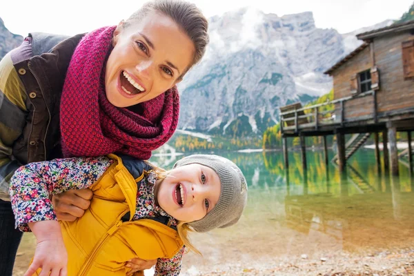 Se usmívám, matka a dítě na jezeře braies v jižním začátečník — Stock fotografie