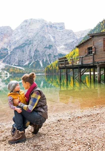 Šťastná matka a dítě na jezeře braies v Jižní Tyrolsko, Itálie — Stock fotografie