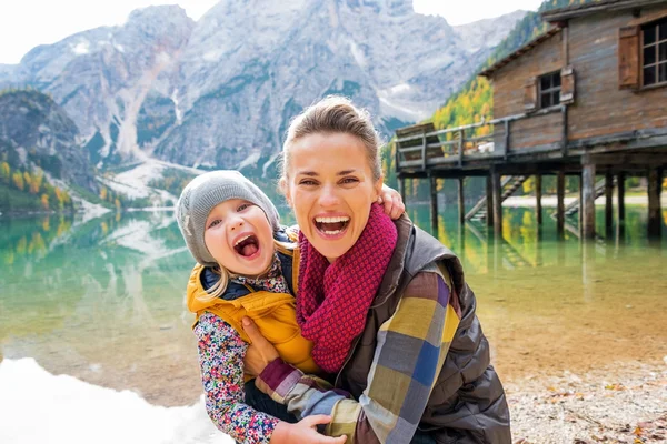Portrét šťastné matky a dítěte na jezeře braies v Jižním Tyrolsku, — Stock fotografie