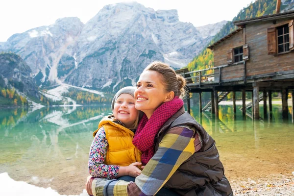 Feliz madre y bebé en braies lago en el Tirol del Sur, italia looki —  Fotos de Stock