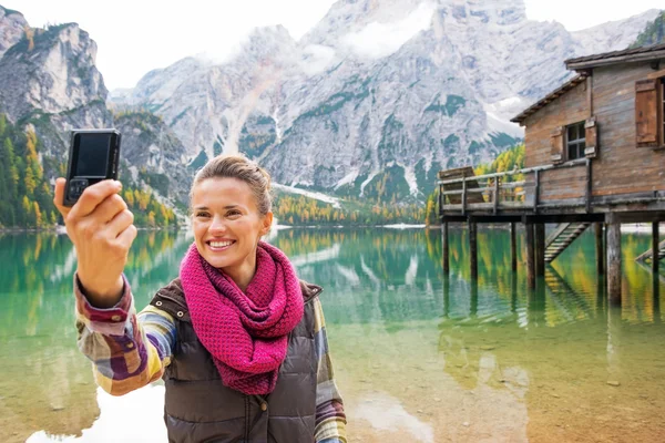 幸福的年轻女人对湖 braies 的自拍照在南蒂罗尔，我 — 图库照片