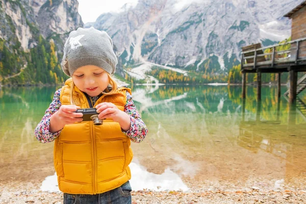 Kind controleren foto's in de camera op meer Prags in Zuid-Tirol, ik — Stockfoto