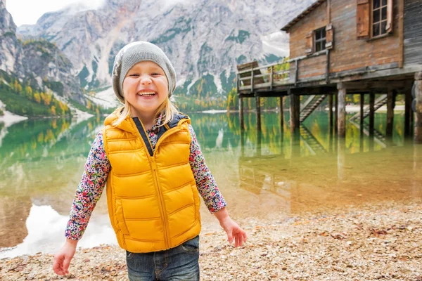 Portret uśmiechający się dziecka na jezioro braies w południowy tyrol, Włochy — Zdjęcie stockowe