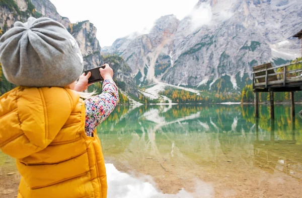 Child taking photo of lake braies in south tyrol, italy. rear vi — Stock Photo, Image