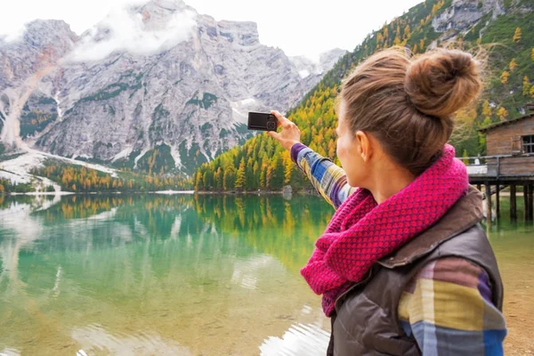 Mladá žena brát fotografie na jezeře braies v Jižní Tyrolsko, Itálie. r — Stock fotografie