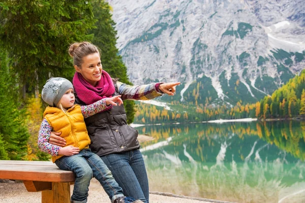 Retrato de madre feliz y bebé en las braies del lago en el Tirol del Sur , —  Fotos de Stock