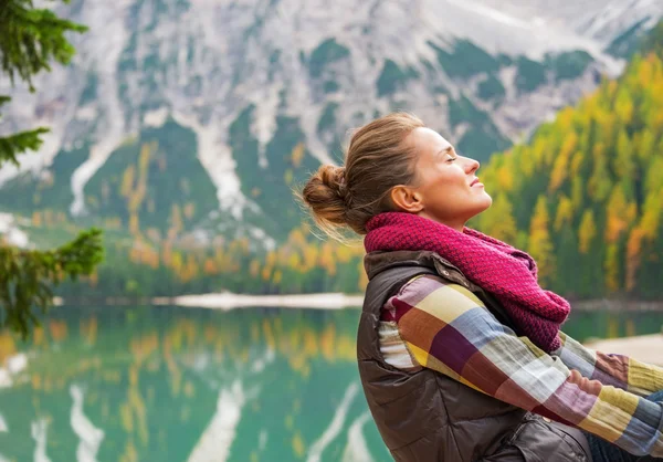 Retrato de relaxado jovem mulher no lago braies no sul do tirol, i — Fotografia de Stock