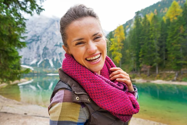 Portret szczęśliwy młoda kobieta na jezioro braies w Południowym Tyrolu, ita — Zdjęcie stockowe