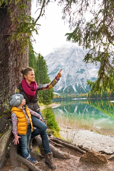 Matka ukazuje dítě něco na jezeře braies v jižním začátečník — Stock fotografie