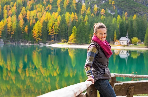 Ung kvinna som tittar på sjön braies i Sydtyrolen, Italien — Stockfoto