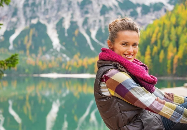 Retrato de feliz jovem mulher no lago braies no sul do tirol, ita — Fotografia de Stock