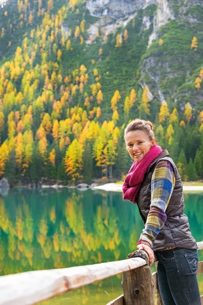 Retrato de feliz jovem mulher no lago braies no sul do tirol, ita — Fotografia de Stock