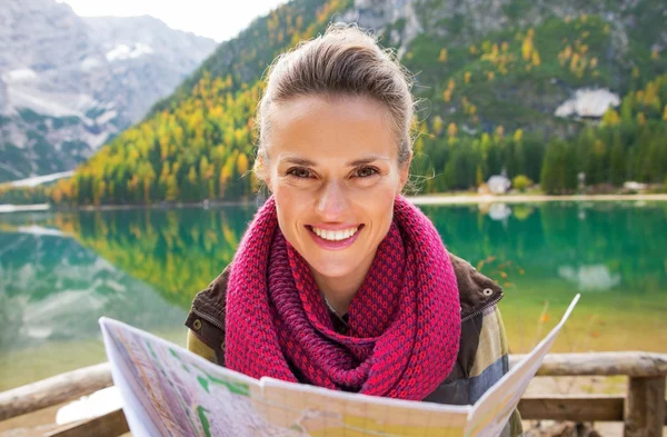 Retrato de jovem mulher feliz com mapa em braies lago no sul t — Fotografia de Stock