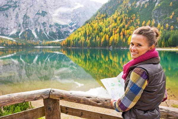 Jovem mulher feliz com mapa em braies lago no sul do tirol, itália — Fotografia de Stock