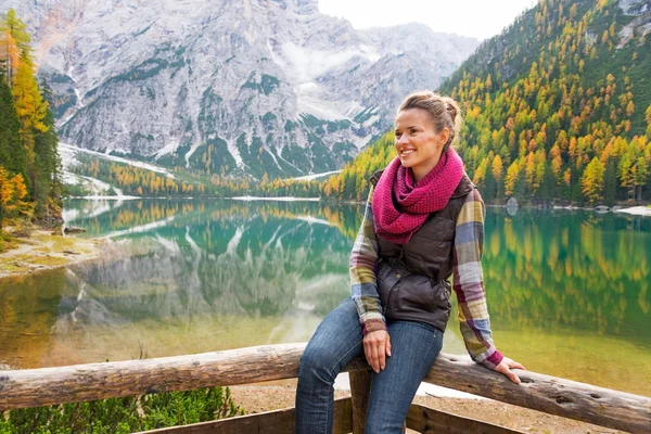 Retrato de la joven feliz en braies lago en el Tirol del Sur, ita — Foto de Stock