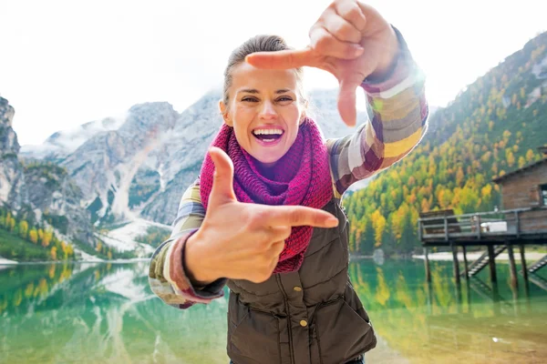 Portrait of smiling young woman on lake braies in south tyrol, i — Stock Photo, Image