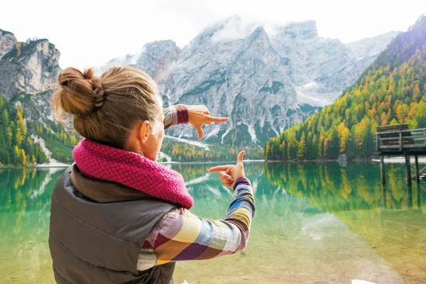 Young woman on lake braies in south tyrol, italy framing with ha — Stock Photo, Image