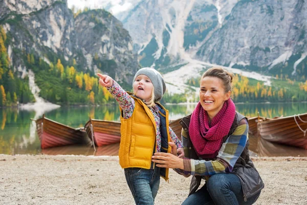 Madre y el bebé señalando mientras que en braies lago en el Tirol del Sur, que —  Fotos de Stock