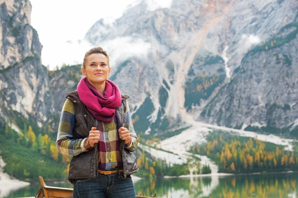 Młoda kobieta na jezioro braies w południowy tyrol, Włochy — Zdjęcie stockowe