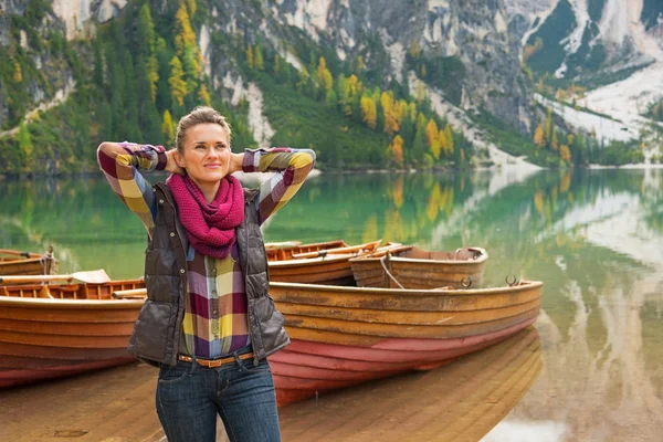 Portret zrelaksowany młoda kobieta na jezioro braies w Południowym Tyrolu, ja — Zdjęcie stockowe