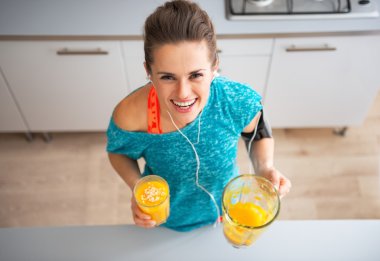 K kabak güler yüzlü olan mutlu fitness kadın portresi
