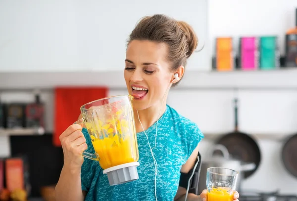 Fitness young woman with pumpkin smoothie in kitchen — Stock Photo, Image