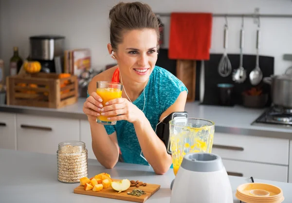 Happy fitness young woman with pumpkin smoothie in modern kitche — Stock Photo, Image