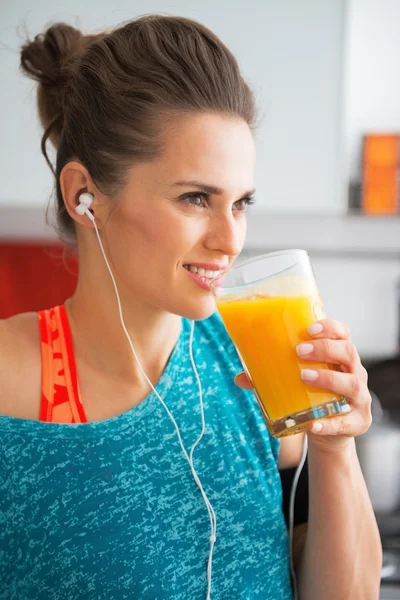 Happy fitness jovem mulher bebendo smoothie abóbora — Fotografia de Stock