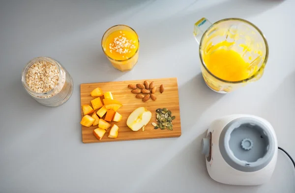 Gros plan sur le smoothie à la citrouille et les ingrédients sur la table — Photo