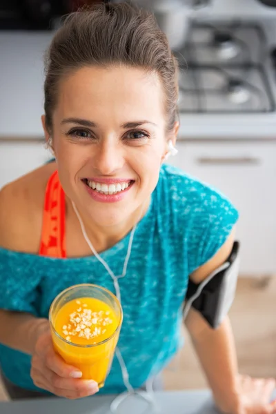 Porträtt av glad fitness ung kvinna med pumpa smoothie i k — Stockfoto