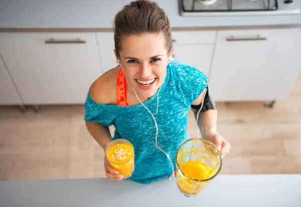 Retrato de la joven fitness feliz con batido de calabaza en k — Foto de Stock