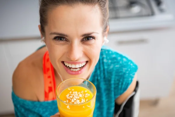 Porträtt av glad fitness ung kvinna med pumpa smoothie — Stockfoto