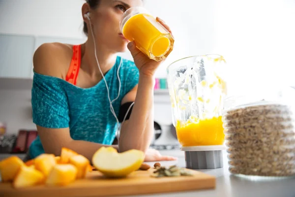 Närbild på fitness ung kvinna dricka pumpa smoothie i kit — Stockfoto