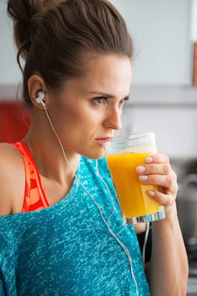 Retrato de fitness jovem mulher bebendo smoothie abóbora em kit — Fotografia de Stock