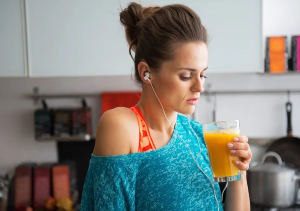 Fitness genç kadın içme kabak güler yüzlü seti portresi — Stok fotoğraf