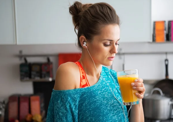 Retrato de fitness jovem mulher bebendo smoothie abóbora em kit — Fotografia de Stock