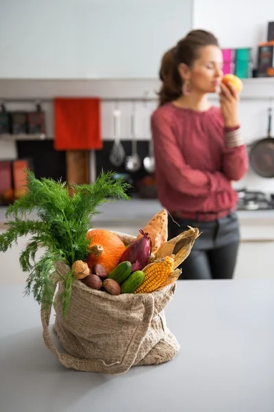 Close-up op boodschappentas met verse groenten uit lokale markt — Stockfoto