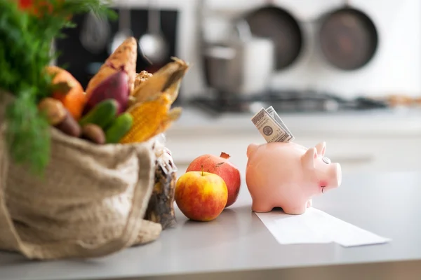 Primer plano del dinero en alcancía y compras en el mercado local o — Foto de Stock